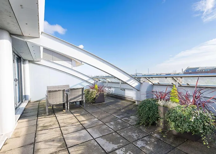 Top Hotel Rooms in Cardiff