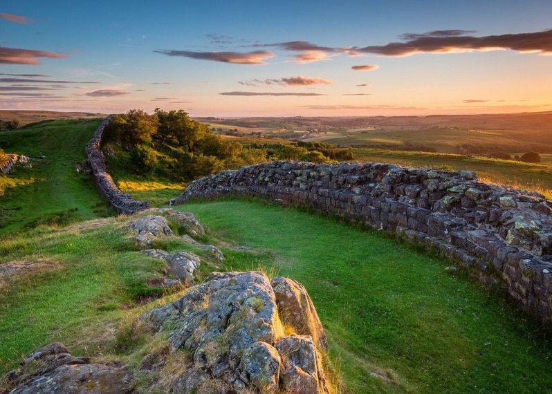 Il Vallo di Adriano al tramonto, nel Northumberland National Park, Regno Unito. ©Dave Head/Shutterstock