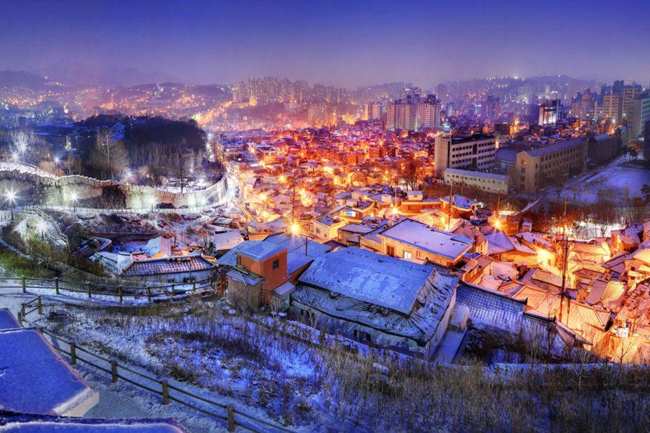 <strong>​Seoul Seonggwak Fortress Wall: </strong>The 18.2-kilometer-long stone wall here was erected in Seoul during the Joseon Dynasty to protect the capital. A scenic walking tour goes past many points of interest, including Dongdaemun (home of late-night trendy shopping centers) and Naksan Mountain, and ends at Ehwajang, where Korea's first president, Syngman Rhee, once lived.