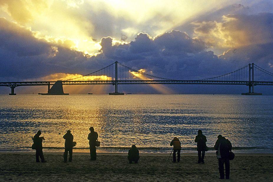 <strong>Gwangalli: </strong>Along with Haeundae, Gwangalli is one of Busan's iconic beaches. The Gwangan Bridge, Korea's longest suspension bridge, presents one of Busan's hallmark photo ops.